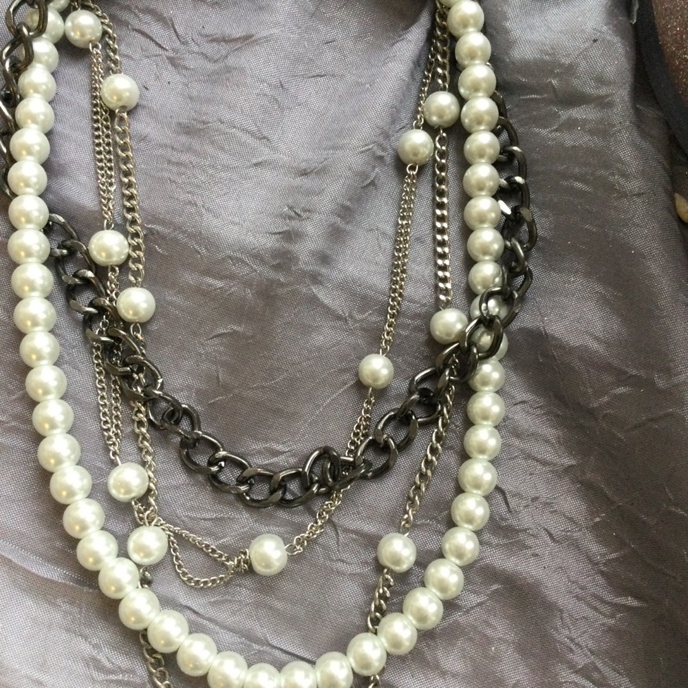 Elegant Pearl and Chain Necklace